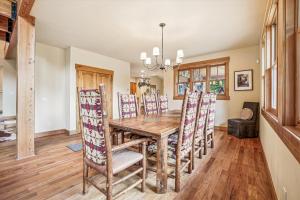 Little Bear Lodge, Large Highlands Home, Private Hot Tub, Pet Friendly, Great Views