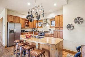 Little Bear Lodge, Large Highlands Home, Private Hot Tub, Pet Friendly, Great Views