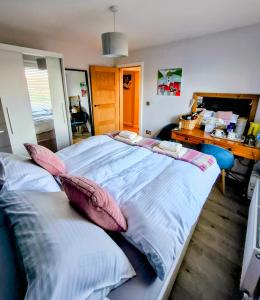 Cosy guest room in a family home with private bathroom and free parking