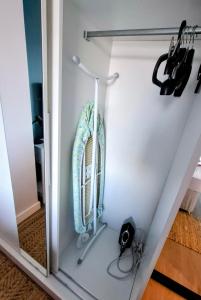 Cosy guest room in a family home with private bathroom and free parking
