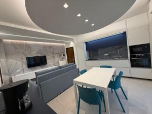 Lambrugo two-room apartment with garden