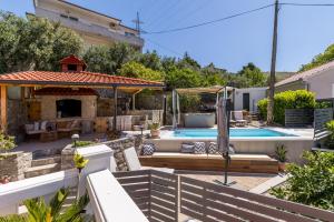 Family holiday house with private heated pool and jacuzzi