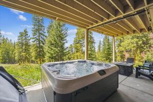 Luxury 5 bedroom Mountain View Lodge in Breckenridge, perfect for 12 guests with stunning views