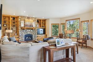 Luxury 5 bedroom Mountain View Lodge in Breckenridge, perfect for 12 guests with stunning views