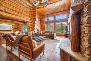 Luxury Breckenridge Modern Log Cabin, Mountain Views and Private Hot Tub