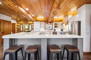 Luxury Breckenridge Modern Log Cabin, Mountain Views and Private Hot Tub