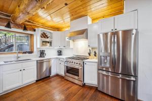 Luxury Breckenridge Modern Log Cabin, Mountain Views and Private Hot Tub