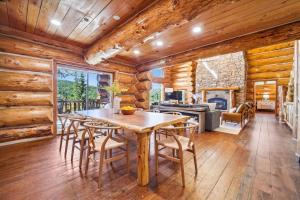 Luxury Breckenridge Modern Log Cabin, Mountain Views and Private Hot Tub