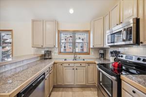 Spacious 2 bed Moose Xing townhome in Frisco, CO with mountain views, sleeps 6 guests
