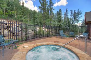 Luxury stay at Mountain Thunder Lodge 305, spacious 3 bedroom townhome in Breckenridge for 6 guests