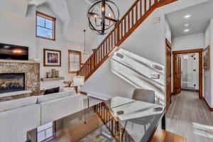 Luxury stay at Mountain Thunder Lodge 305, spacious 3 bedroom townhome in Breckenridge for 6 guests