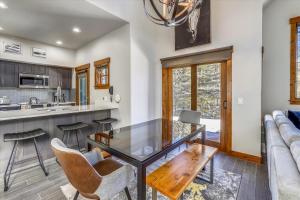 Luxury stay at Mountain Thunder Lodge 305, spacious 3 bedroom townhome in Breckenridge for 6 guests