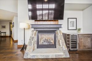 One Ski Hill Place 8424- Ski-InOut with Spa and Pool