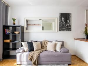 Urban Chic - Cozy One-Bedroom in Warsaws Vibrant Center, Żelazna Street