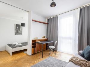 Urban Chic - Cozy One-Bedroom in Warsaws Vibrant Center, Żelazna Street