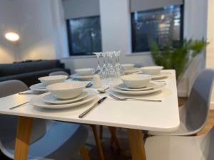 Modern 3-Bed Flat by High Street & Designer Outlet