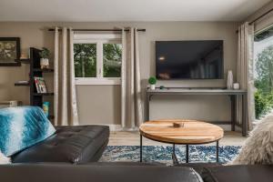 Beautiful 3 Bedroom Home steps from Parks and Trails