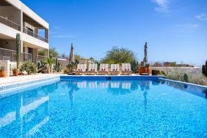 Modern 4BR Villa with Rooftop & Pickleball
