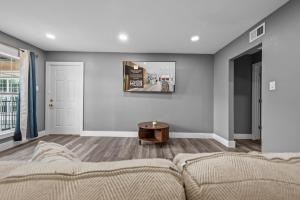 Cozy Houston Retreat King Bed with Pool Access