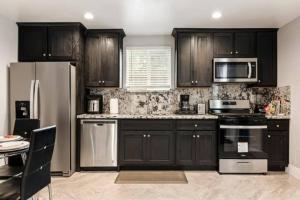 Modern 3 Bedroom Home Near SoFi Stadium LAX and Downtown LA Comfortable Stay Sleeps 6
