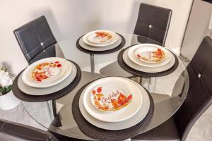 Modern 3 Bedroom Home Near SoFi Stadium LAX and Downtown LA Comfortable Stay Sleeps 6