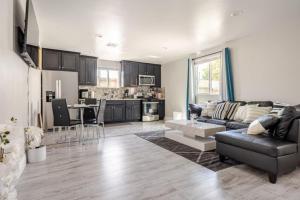 Modern 3 Bedroom Home Near SoFi Stadium LAX and Downtown LA Comfortable Stay Sleeps 6