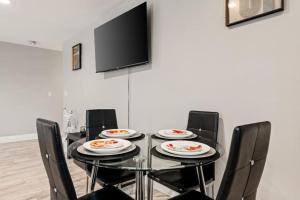Modern 3 Bedroom Home Near SoFi Stadium LAX and Downtown LA Comfortable Stay Sleeps 6