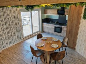 La Cabane 3 étoiles et LAtelier 4 étoiles appartements jusquà 9 personnes
