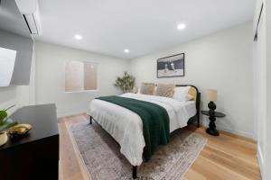 Trendy Mission Hills Condo 2 Bedrooms with Parking