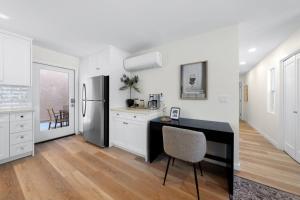 Trendy Mission Hills Condo 2 Bedrooms with Parking