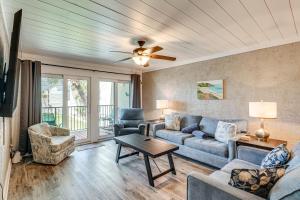 Walk to Ocean! Family PCB Condo w Balcony & Views