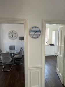 Devon Lodge - Large 3 bed Apartment Sleeps 8 Beach opposite