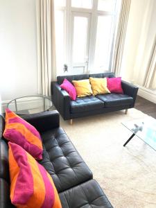 Devon Lodge - Large 3 bed Apartment Sleeps 8 Beach opposite