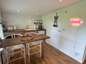 Wild Meadow Cottage - Countryside Views and King Bed