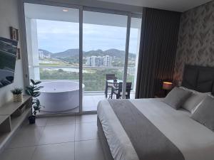 Suite con Lujoso Jacuzzi, Piso 14 y vista al mar