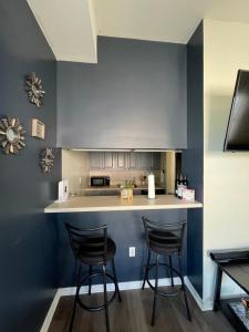 Urban 2BR Near LightRail Easy NYC and MetLife Access