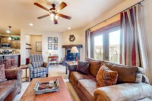 Half-Mile to Giant Steps Lifts: Condo w Balcony