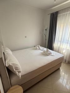 AB Modern Residence 2 Bedroom Apartment with Private Parking