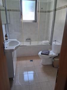AB Modern Residence 2 Bedroom Apartment with Private Parking
