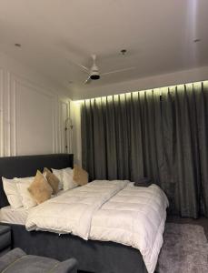 Majestic stay 43 floor at supernova