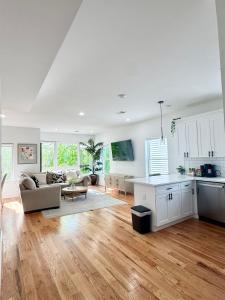 Cozy 3BR Retreat with Rooftop Near EWR & NYC Access