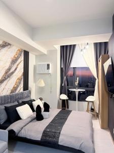 Cozy Condo Staycation in Quezon City near Sm North Trinoma Solaire with city lights view