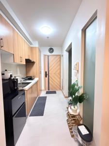 Cozy Condo Staycation in Quezon City near Sm North Trinoma Solaire with city lights view