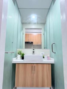 Cozy Condo Staycation in Quezon City near Sm North Trinoma Solaire with city lights view