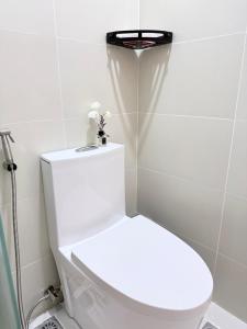 Cozy Condo Staycation in Quezon City near Sm North Trinoma Solaire with city lights view
