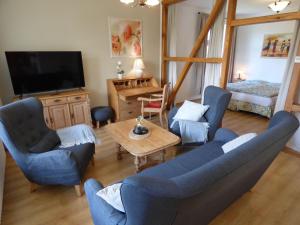 Grosse-Ferienwohnung-Wa2-100qm-im-Erdgeschoss-der-Villa-Walhall-in-einem-parkaehnlichen-Garten