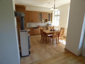 Grosse-Ferienwohnung-Wa2-100qm-im-Erdgeschoss-der-Villa-Walhall-in-einem-parkaehnlichen-Garten