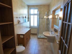 Grosse-Ferienwohnung-Wa2-100qm-im-Erdgeschoss-der-Villa-Walhall-in-einem-parkaehnlichen-Garten
