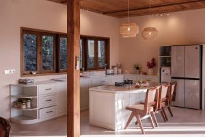 Villa Layan Hillside Residency with views and infinity pool in Amed
