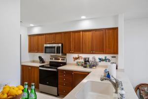 Kaanapali Royal Villas Ocean View 4 BR Sleeps 13 Complimentary Car with 6 Nights KRO ML-3791 by KBM